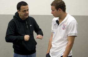 CORINTHIANS/SP X GREMIO/RS - Dr. Paulo de Faria e Marcelo Mattos nos vestirios antes da partida realizada esta tarde no estdio do Pacaembu, zona oeste da cidade, vlida pelo returno do Campeonato Brasileiro de 2009