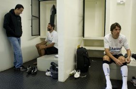 CORINTHIANS/SP X GREMIO/RS - Dr. Paulo de Faria; William e Paulo André nos vestiários antes da partida realizada esta tarde no estádio do Pacaembu, zona oeste da cidade, válida pelo returno do Campeonato Brasileiro de 2009