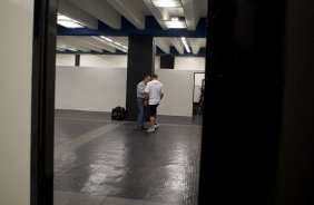 CORINTHIANS/SP X GREMIO/RS - Mano Menezes e Ronaldo nos vestiários antes da partida realizada esta tarde no estádio do Pacaembu, zona oeste da cidade, válida pelo returno do Campeonato Brasileiro de 2009