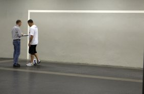 CORINTHIANS/SP X GREMIO/RS - Mano Menezes e Ronaldo nos vestiários antes da partida realizada esta tarde no estádio do Pacaembu, zona oeste da cidade, válida pelo returno do Campeonato Brasileiro de 2009