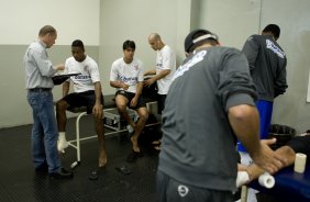 CORINTHIANS/SP X GREMIO/RS - Mano Menezes orienta Jucilei nos vestiários antes da partida realizada esta tarde no estádio do Pacaembu, zona oeste da cidade, válida pelo returno do Campeonato Brasileiro de 2009
