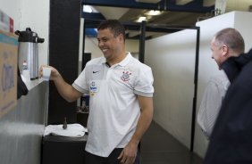 CORINTHIANS/SP X GREMIO/RS - Ronaldo e Mano Menezes nos vestirios antes da partida realizada esta tarde no estdio do Pacaembu, zona oeste da cidade, vlida pelo returno do Campeonato Brasileiro de 2009