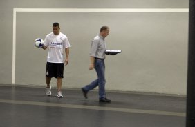 CORINTHIANS/SP X GREMIO/RS - Ronaldo e Mano Menezes nos vestirios antes da partida realizada esta tarde no estdio do Pacaembu, zona oeste da cidade, vlida pelo returno do Campeonato Brasileiro de 2009