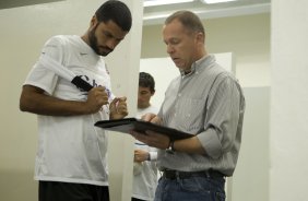 CORINTHIANS/SP X GREMIO/RS - William e Mano Menezes nos vestiários antes da partida realizada esta tarde no estádio do Pacaembu, zona oeste da cidade, válida pelo returno do Campeonato Brasileiro de 2009