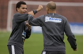 Dentinho brinca com Edno, de costas,
?20091013_DAJ_CORINT_TREI_1 durante o treino do Corinthians realizado esta tarde no Parque So Jorge; o prximo jogo do time ser domingo, dia 18/10, contra o Sport, em Recife, pelo returno do Campeonato Brasileiro 2009
