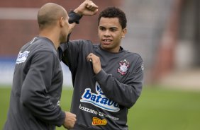 Dentinho brinca com Edno durante o treino do Corinthians realizado esta tarde no Parque So Jorge; o prximo jogo do time ser domingo, dia 18/10, contra o Sport, em Recife, pelo returno do Campeonato Brasileiro 2009