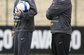 Mano Menezes e seu auxiliar Sidnei Lobo durante o treino do Corinthians realizado esta tarde no Parque So Jorge; o prximo jogo do time ser domingo, dia 18/10, contra o Sport, em Recife, pelo returno do Campeonato Brasileiro 2009