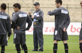 Mano Menezes(c)
?20091013_DAJ_CORINT_TREI_04 durante o treino do Corinthians realizado esta tarde no Parque So Jorge; o prximo jogo do time ser domingo, dia 18/10, contra o Sport, em Recife, pelo returno do Campeonato Brasileiro 2009