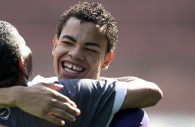 Dentinho abraca o tcnico dos juniores Jos Augusto durante o treino do Corinthians realizado esta tarde no Parque So Jorge; o prximo jogo do time ser domingo, dia 18/10, contra o Sport, em Recife, pelo returno do Campeonato Brasileiro 2009