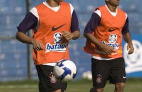 Dentinho e Jorge Henrique durante o treino do Corinthians realizado esta tarde no Parque So Jorge; o prximo jogo do time ser domingo, dia 18/10, contra o Sport, em Recife, pelo returno do Campeonato Brasileiro 2009