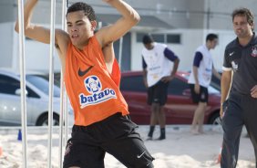 Dentinho e o preparador fsico Marcos Lima durante o treino do Corinthians realizado esta tarde no Parque So Jorge; o prximo jogo do time ser domingo, dia 18/10, contra o Sport, em Recife, pelo returno do Campeonato Brasileiro 2009