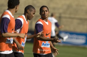 Dentinho(e); Elias e Jorge Henrique durante o treino do Corinthians realizado esta tarde no Parque So Jorge; o prximo jogo do time ser domingo, dia 18/10, contra o Sport, em Recife, pelo returno do Campeonato Brasileiro 2009