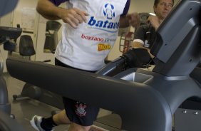 Ronaldo e o preparador fsico Walmir Cruz durante o treino do Corinthians realizado esta tarde no Parque So Jorge; o prximo jogo do time ser domingo, dia 18/10, contra o Sport, em Recife, pelo returno do Campeonato Brasileiro 2009