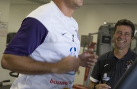 Ronaldo e o preparador fsico Walmir Cruz durante o treino do Corinthians realizado esta tarde no Parque So Jorge; o prximo jogo do time ser domingo, dia 18/10, contra o Sport, em Recife, pelo returno do Campeonato Brasileiro 2009