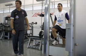 Ronaldo e o preparador fsico Walmir Cruz(e)
 durante o treino do Corinthians realizado esta tarde no Parque So Jorge; o prximo jogo do time ser domingo, dia 18/10, contra o Sport, em Recife, pelo returno do Campeonato Brasileiro 2009