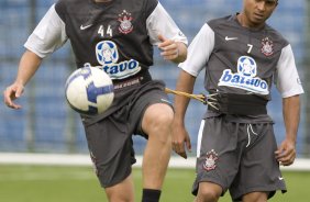 Balbuena e Jorge Henrique durante o treino do Corinthians realizado esta tarde no Parque So Jorge; o prximo jogo do time ser domingo, dia 18/10, contra o Sport, em Recife, pelo returno do Campeonato Brasileiro 2009
