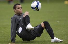 Dentinho durante o treino do Corinthians realizado esta manh no Parque So Jorge; o prximo jogo do time ser amanh, domingo, dia 18/10, contra o Sport, em Recife, pelo returno do Campeonato Brasileiro 2009