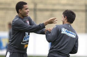 Dentinho e Matias Defrederico durante o treino do Corinthians realizado esta manh no Parque So Jorge; o prximo jogo do time ser amanh, domingo, dia 18/10, contra o Sport, em Recife, pelo returno do Campeonato Brasileiro 2009