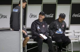 Dentinho ; Mano Menezes e seu auxiliar Sidnei Lobo durante o treino do Corinthians realizado esta manh no Parque So Jorge; o prximo jogo do time ser amanh, domingo, dia 18/10, contra o Sport, em Recife, pelo returno do Campeonato Brasileiro 2009