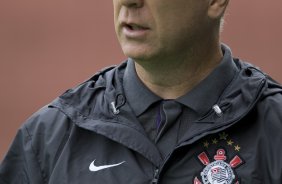 Mano Menezes durante o treino do Corinthians realizado esta manh no Parque So Jorge; o prximo jogo do time ser amanh, domingo, dia 18/10, contra o Sport, em Recife, pelo returno do Campeonato Brasileiro 2009