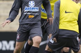 Ronaldo com Souza, atras, durante o treino do Corinthians realizado esta manh no Parque So Jorge; o prximo jogo do time ser amanh, domingo, dia 18/10, contra o Sport, em Recife, pelo returno do Campeonato Brasileiro 2009