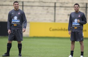 Ronaldo e Dentinho durante o treino do Corinthians realizado esta manh no Parque So Jorge; o prximo jogo do time ser amanh, domingo, dia 18/10, contra o Sport, em Recife, pelo returno do Campeonato Brasileiro 2009