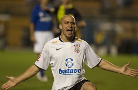 CORINTHIANS/SP X CRUZEIRO/MG - Alessandro reclama do juiz em um lance da partida realizada esta noite no estdio do Pacaembu, zona oeste da cidade, vlida pelo returno do Campeonato Brasileiro de 2009