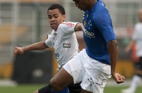 CORINTHIANS/SP X CRUZEIRO/MG - Dentinho e Gil em um lance da partida realizada esta noite no estdio do Pacaembu, zona oeste da cidade, vlida pelo returno do Campeonato Brasileiro de 2009