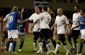 CORINTHIANS/SP X CRUZEIRO/MG - Fernandinho (16) discute e acaba sendo expulso em um lance da partida realizada esta noite no estdio do Pacaembu, zona oeste da cidade, vlida pelo returno do Campeonato Brasileiro de 2009