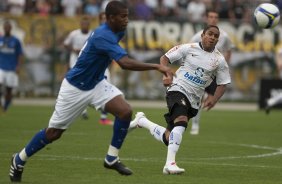 CORINTHIANS/SP X CRUZEIRO/MG - Gil e Jorge Henrique em um lance da partida realizada esta noite no estdio do Pacaembu, zona oeste da cidade, vlida pelo returno do Campeonato Brasileiro de 2009