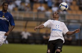 CORINTHIANS/SP X CRUZEIRO/MG - Gil e Jorge Henrique em um lance da partida realizada esta noite no estdio do Pacaembu, zona oeste da cidade, vlida pelo returno do Campeonato Brasileiro de 2009