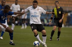 CORINTHIANS/SP X CRUZEIRO/MG - Gil e Ronaldo em um lance da partida realizada esta noite no estdio do Pacaembu, zona oeste da cidade, vlida pelo returno do Campeonato Brasileiro de 2009