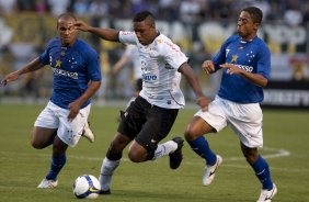 CORINTHIANS/SP X CRUZEIRO/MG - Jonathan; Jucilei e Marquinhos Parana em um lance da partida realizada esta noite no estdio do Pacaembu, zona oeste da cidade, vlida pelo returno do Campeonato Brasileiro de 2009