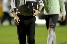 CORINTHIANS/SP X CRUZEIRO/MG - O tcnico Mano Menezes em um lance da partida realizada esta noite no estdio do Pacaembu, zona oeste da cidade, vlida pelo returno do Campeonato Brasileiro de 2009