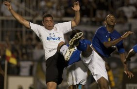 CORINTHIANS/SP X CRUZEIRO/MG - Ronald e Gil em um lance da partida realizada esta noite no estádio do Pacaembu, zona oeste da cidade, válida pelo returno do Campeonato Brasileiro de 2009