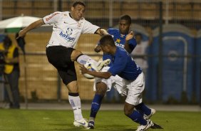 CORINTHIANS/SP X CRUZEIRO/MG - Ronaldo chuta a bola conta Marquinhos Parana e Gil em um lance da partida realizada esta noite no estdio do Pacaembu, zona oeste da cidade, vlida pelo returno do Campeonato Brasileiro de 2009