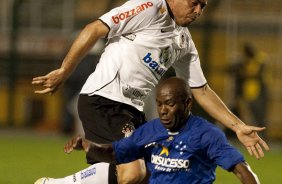 CORINTHIANS/SP X CRUZEIRO/MG - Ronaldo e Cacapa em um lance da partida realizada esta noite no estádio do Pacaembu, zona oeste da cidade, válida pelo returno do Campeonato Brasileiro de 2009