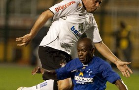 CORINTHIANS/SP X CRUZEIRO/MG - Ronaldo e Cacapa em um lance da partida realizada esta noite no estdio do Pacaembu, zona oeste da cidade, vlida pelo returno do Campeonato Brasileiro de 2009