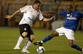 CORINTHIANS/SP X CRUZEIRO/MG - Ronaldo e Cacapa em um lance da partida realizada esta noite no estdio do Pacaembu, zona oeste da cidade, vlida pelo returno do Campeonato Brasileiro de 2009