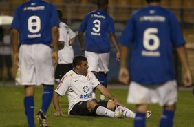 CORINTHIANS/SP X CRUZEIRO/MG - Ronaldo sentado no chao em um lance da partida realizada esta noite no estdio do Pacaembu, zona oeste da cidade, vlida pelo returno do Campeonato Brasileiro de 2009