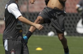 Defederico, de costas, e Dentinho durante o treino do Corinthians realizado esta manh no Parque So Jorge; o prximo jogo do time ser amanh, domingo, dia 01/11, contra o Palmeiras, em Presidente Prudente, pelo returno do Campeonato Brasileiro 2009