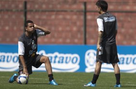 Dentinho e Defederico durante o treino do Corinthians realizado esta manh no Parque So Jorge; o prximo jogo do time ser amanh, domingo, dia 01/11, contra o Palmeiras, em Presidente Prudente, pelo returno do Campeonato Brasileiro 2009