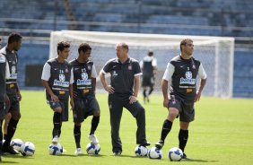 Mano Menezes (c) com ronaldo(d) durante o treino do Corinthians realizado esta manh no Parque So Jorge; o prximo jogo do time ser amanh, domingo, dia 01/11, contra o Palmeiras, em Presidente Prudente, pelo returno do Campeonato Brasileiro 2009