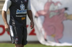 Ronaldo com uma faixa atras mostrando um porco durante o treino do Corinthians realizado esta manh no Parque So Jorge; o prximo jogo do time ser amanh, domingo, dia 01/11, contra o Palmeiras, em Presidente Prudente, pelo returno do Campeonato Brasileiro 2009