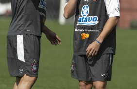 Ronaldo da um peteleco em Balbuena durante o treino do Corinthians realizado esta manh no Parque So Jorge; o prximo jogo do time ser amanh, domingo, dia 01/11, contra o Palmeiras, em Presidente Prudente, pelo returno do Campeonato Brasileiro 2009