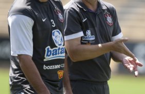 Ronaldo e Mano Menezes durante o treino do Corinthians realizado esta manh no Parque So Jorge; o prximo jogo do time ser amanh, domingo, dia 01/11, contra o Palmeiras, em Presidente Prudente, pelo returno do Campeonato Brasileiro 2009