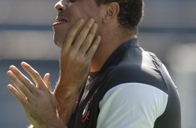 Ronaldo passando protetor solar durante o treino do Corinthians realizado esta manh no Parque So Jorge; o prximo jogo do time ser amanh, domingo, dia 01/11, contra o Palmeiras, em Presidente Prudente, pelo returno do Campeonato Brasileiro 2009