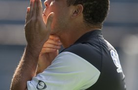 Ronaldo passando protetor solar durante o treino do Corinthians realizado esta manh no Parque So Jorge; o prximo jogo do time ser amanh, domingo, dia 01/11, contra o Palmeiras, em Presidente Prudente, pelo returno do Campeonato Brasileiro 2009