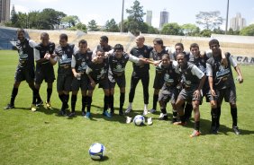 Time vencedor do racho posa para a foto durante o treino do Corinthians realizado esta manh no Parque So Jorge; o prximo jogo do time ser amanh, domingo, dia 01/11, contra o Palmeiras, em Presidente Prudente, pelo returno do Campeonato Brasileiro 2009