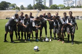 Time vencedor do racho posa para foto durante o treino do Corinthians realizado esta manh no Parque So Jorge; o prximo jogo do time ser amanh, domingo, dia 01/11, contra o Palmeiras, em Presidente Prudente, pelo returno do Campeonato Brasileiro 2009